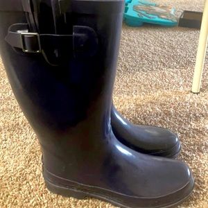 Women’s sugar navy blue rain boots - size 9